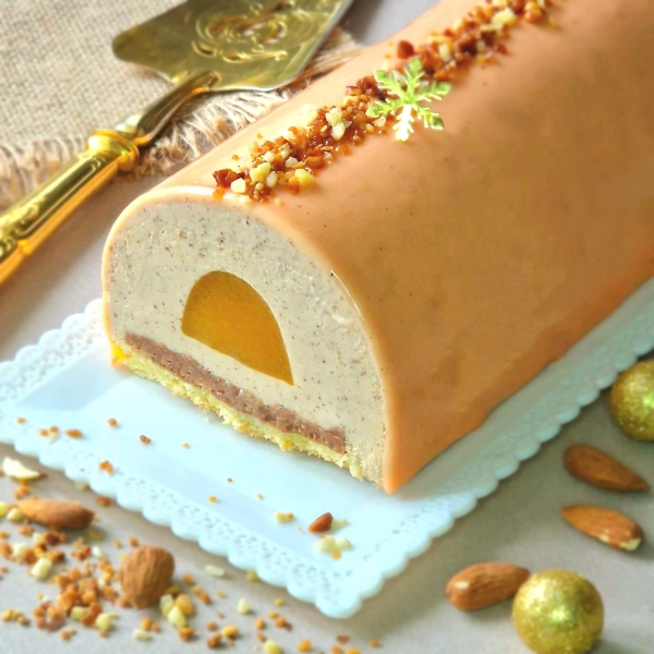 Bûche abricot, mangue et amande