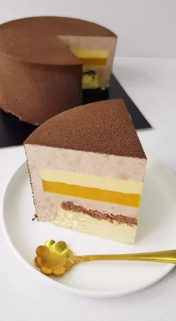 Entremet mangue, passion et chocolat au lait