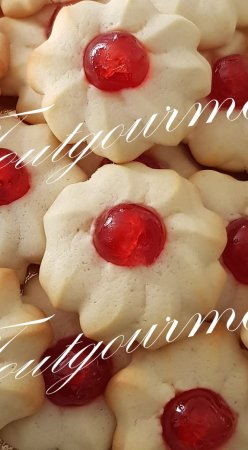 Biscuits viennois avec cerises confites