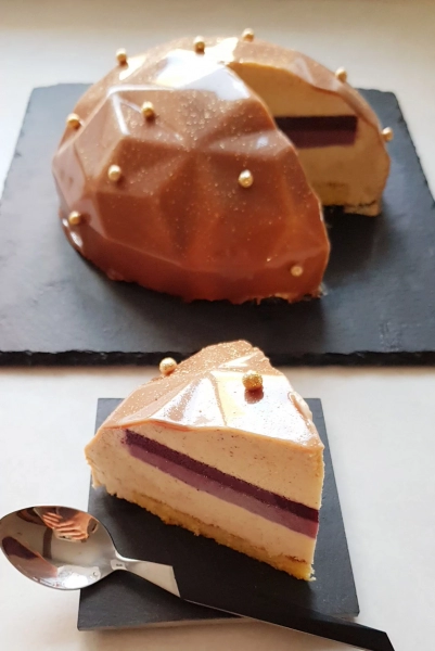 Entremet cassis et praliné
